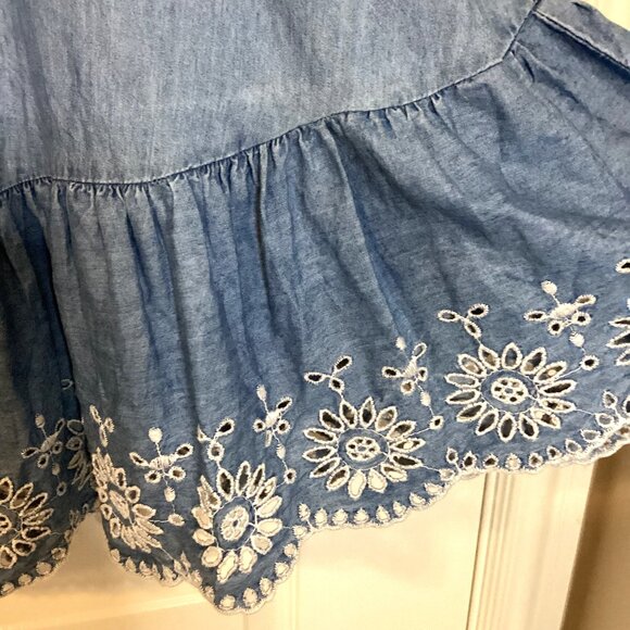 Old Navy Women's Denim Style Dress Size M Adjustable Straps Eyelet Ruffle Hem - Picture 3 of 9